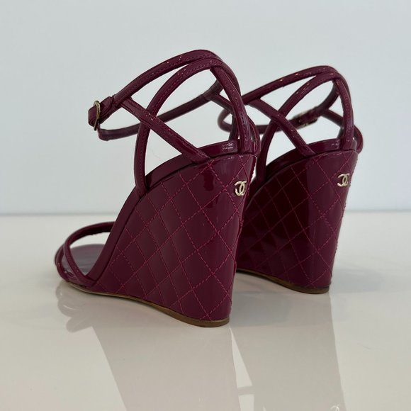 CHANEL FUSHIA PATENT LEATHER WEDGE SANDALS SIZE IT 38 / US 8 - Picture 12 of 16
